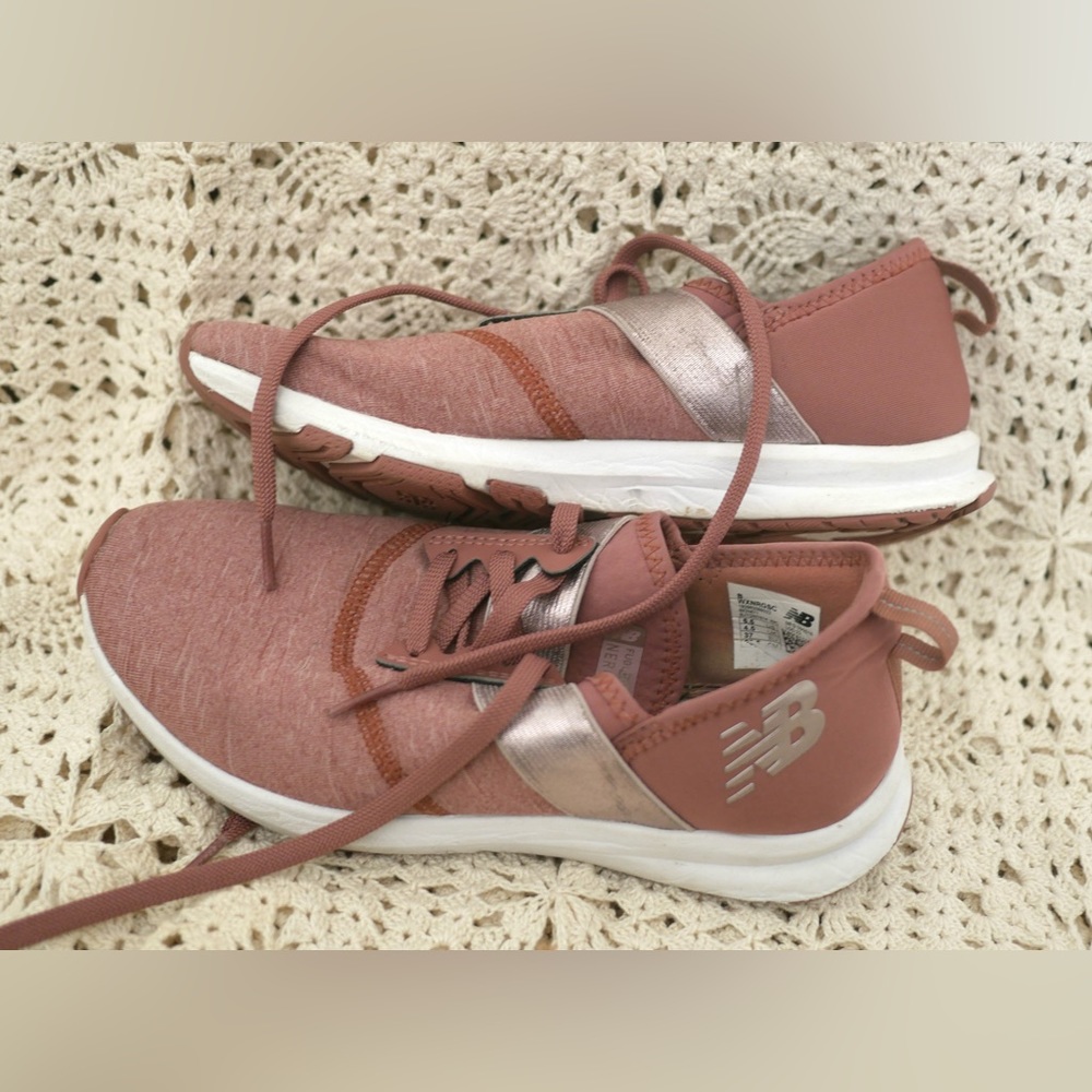 New Balance Casual Mauve Tennis Shoe Size 6.5